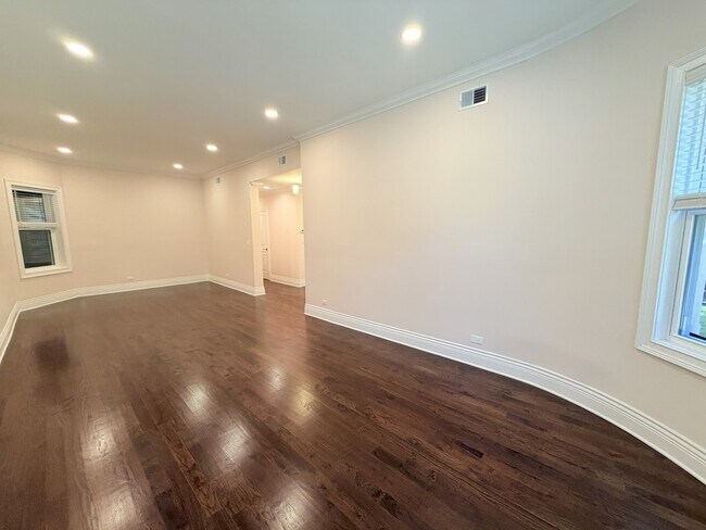 Building Photo - 670 W Sheridan Rd