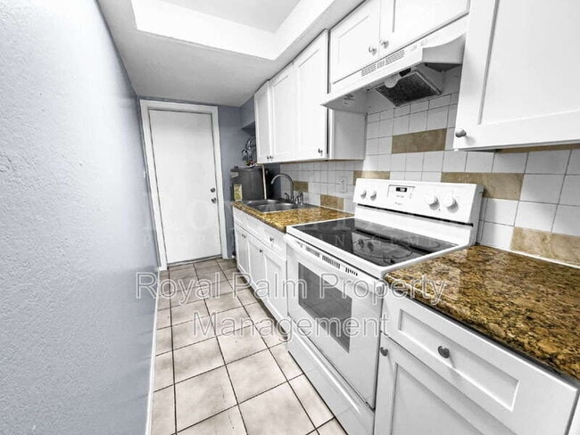 Building Photo - 6617 Warwick Cir