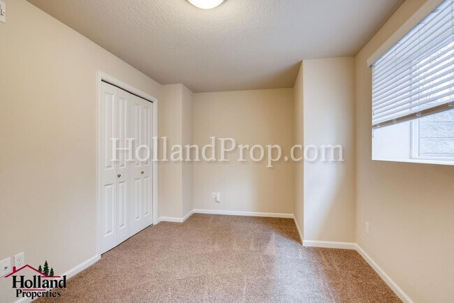 Building Photo - Stunning 3 Bedroom 2.5 bath Townhome in Hi...