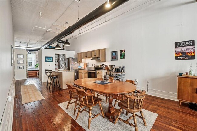 Building Photo - 215 Mitchell St SW