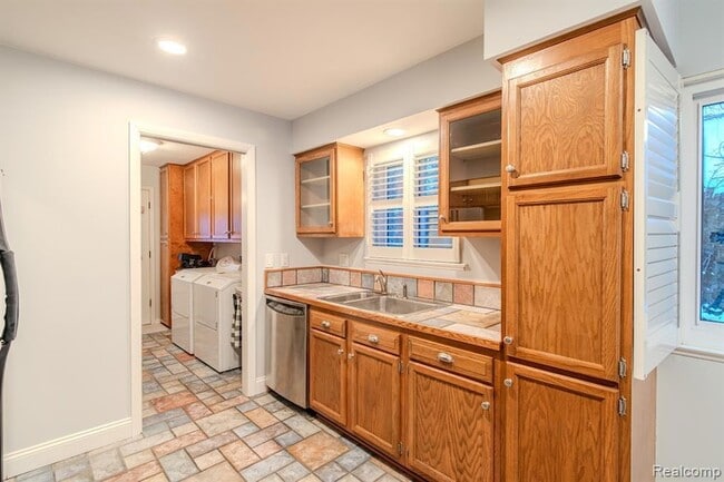 Building Photo - 122 N Helen Ave