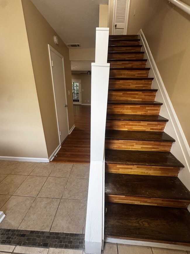 Building Photo - 127 Eaglewood Way