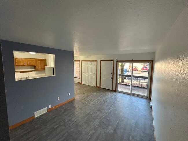 Building Photo - 740 W 10th Ave