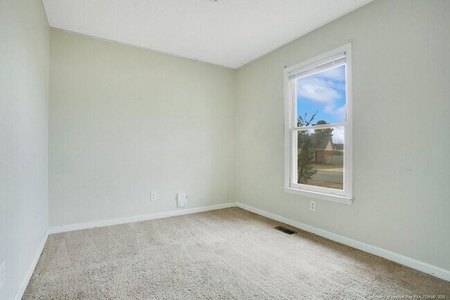Building Photo - 5319 Thackeray Dr