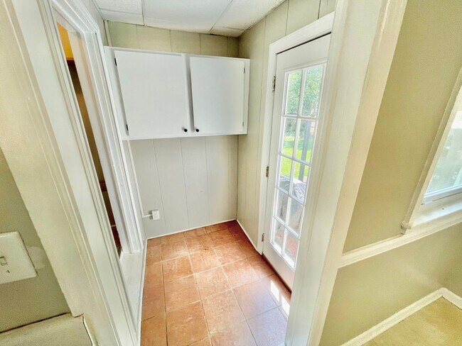 Building Photo - Beautiful 3 Bed 1 Bath Home Located near target shopping center off of Battleground in desirable ...