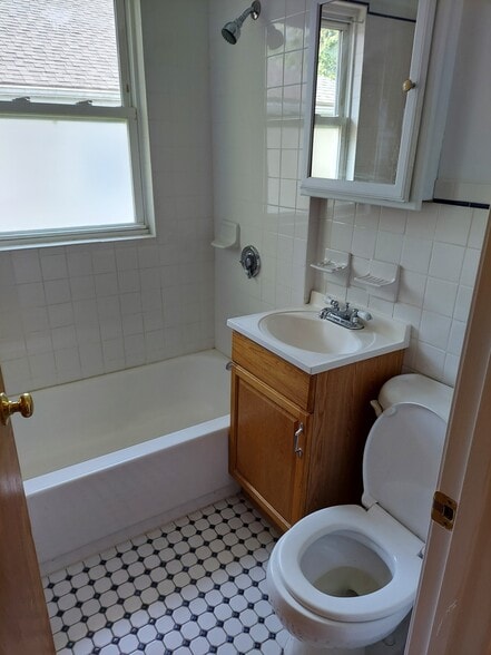 Building Photo - 4 Gordon St