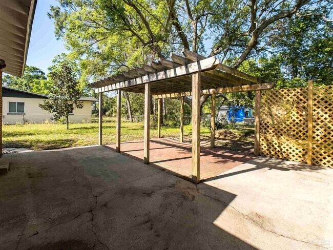 Building Photo - 1102 E Texar Dr