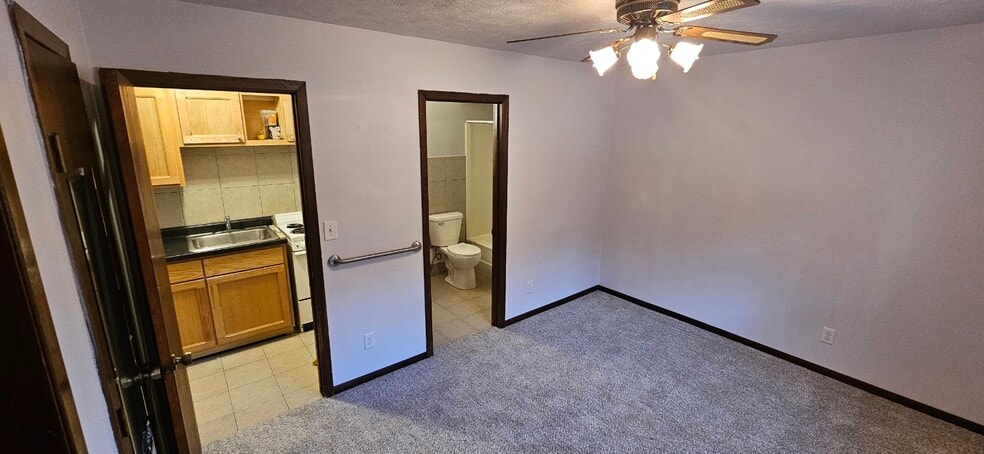 Building Photo - 2857 City View Dr