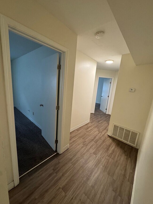 Building Photo - 3 Bedroom/1 Bath in Old Louisville