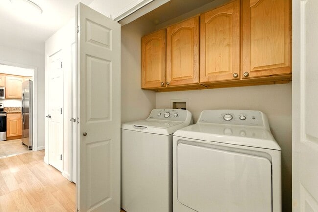 Building Photo - Gorgeous 3 Bed 2.5 Bath Townhome in Little...