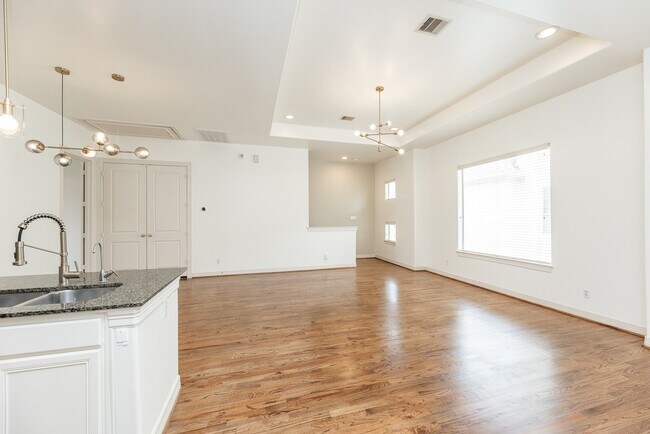 Building Photo - 3898 Center St