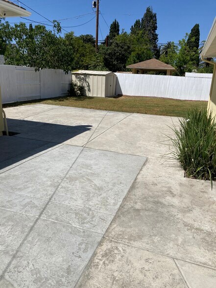 Great outdoor space - 4227 Edgewood Plz
