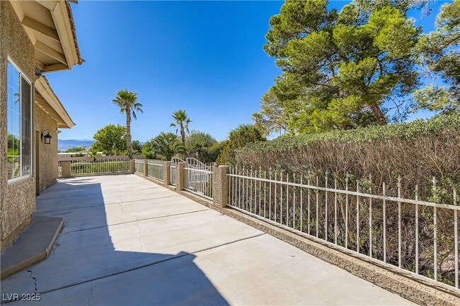 Building Photo - 6690 N Torrey Pines Dr