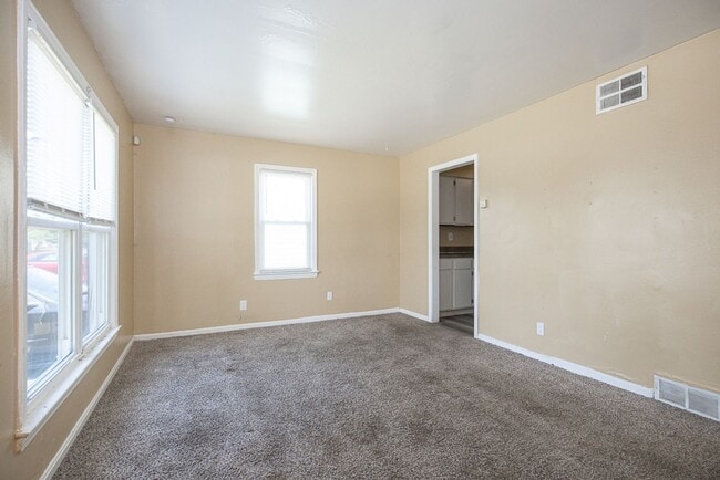 Building Photo - 3 Bedroom/1 bath Single House!!