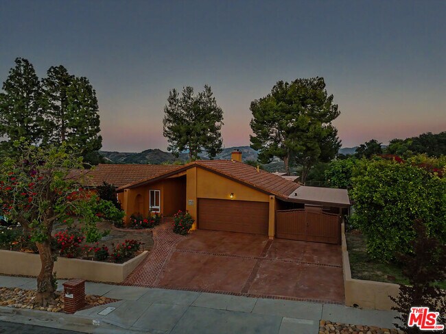 Building Photo - 3106 Voltaire Dr