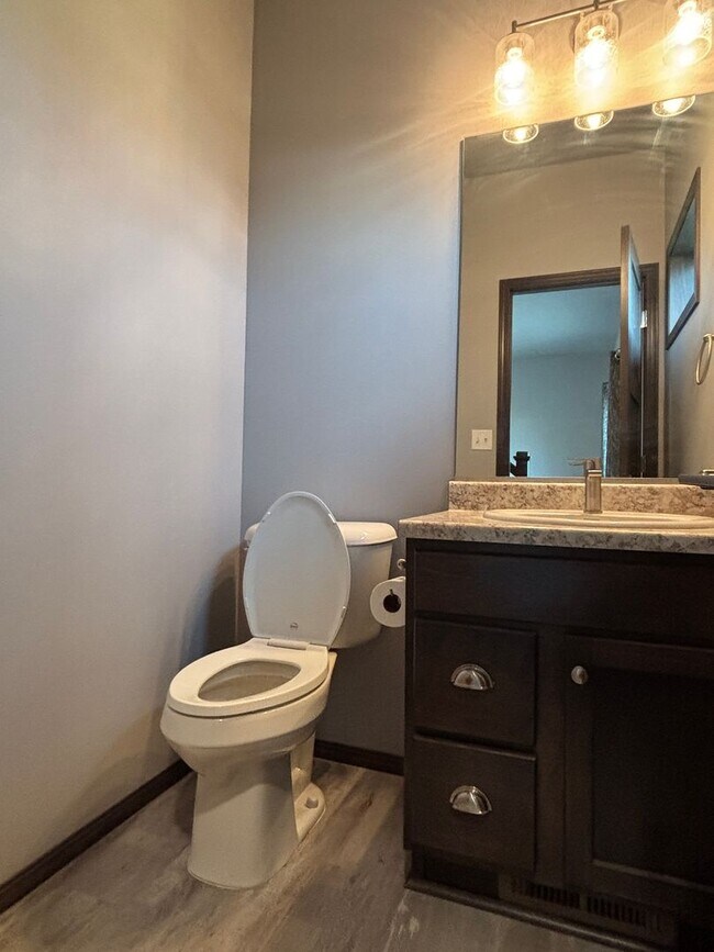 Building Photo - Spacious 3-Bedroom Home