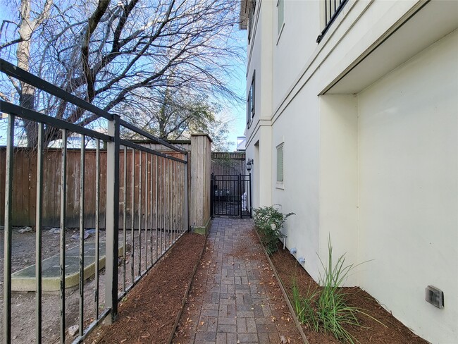 Building Photo - 12 Hermann Park Ct