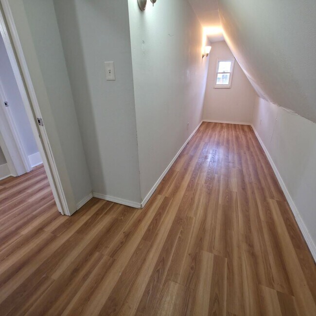 Building Photo - 1609 Hopkins Ave