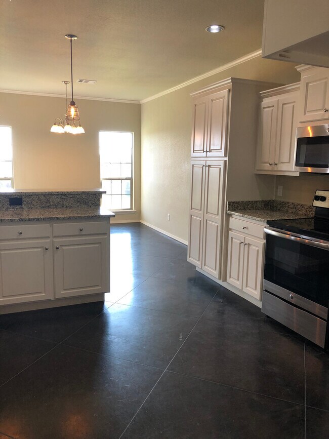 Building Photo - Located in HERITAGE HILLS !!! 2016 Built, ...