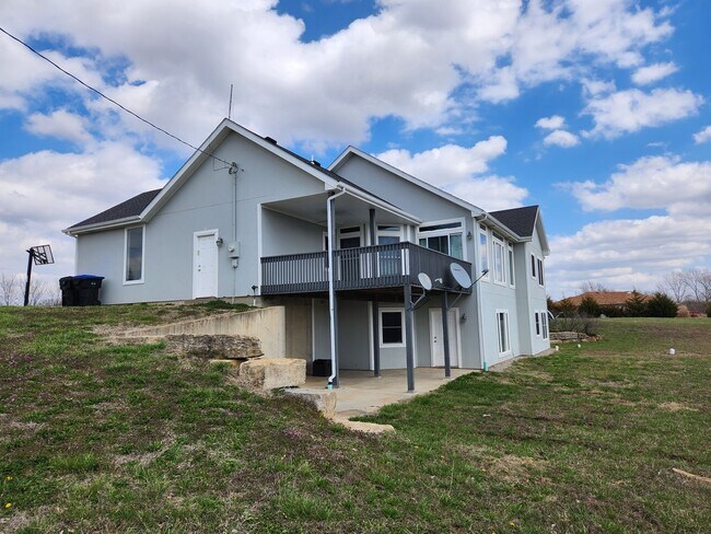 Building Photo - New price! Enjoy country living and seclus...