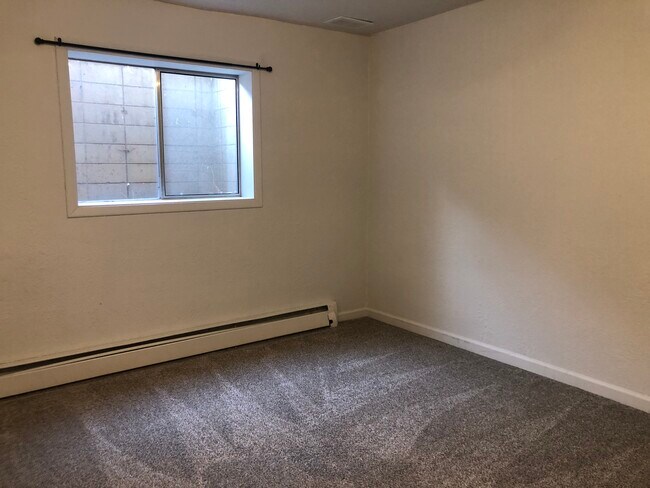 Building Photo - 1265 NE Hillside Dr