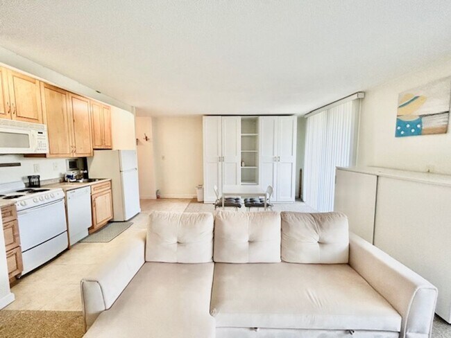 Building Photo - Convenient, beautiful, fully furnished and...