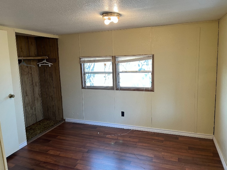 Building Photo - 114 E Bob White Dr