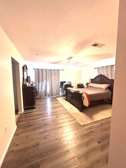 Building Photo - 547 Hart Dr