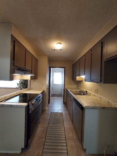Building Photo - 126 Foxwood Cir