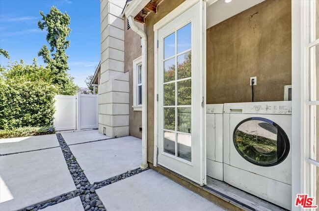 Building Photo - 13964 La Maida St