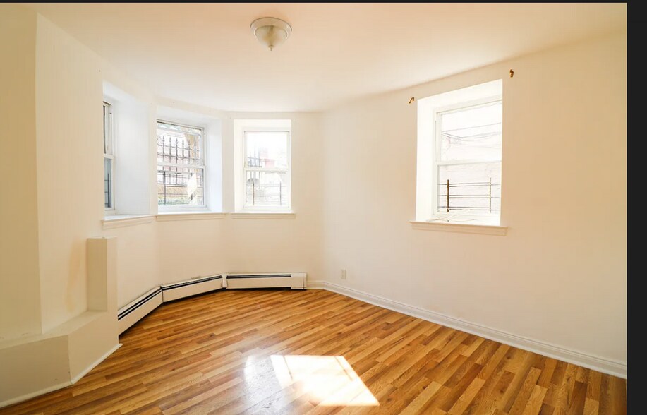 Living room - 167 Delancey Plz