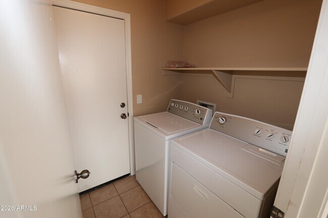 Building Photo - 4821 W Valencia Dr