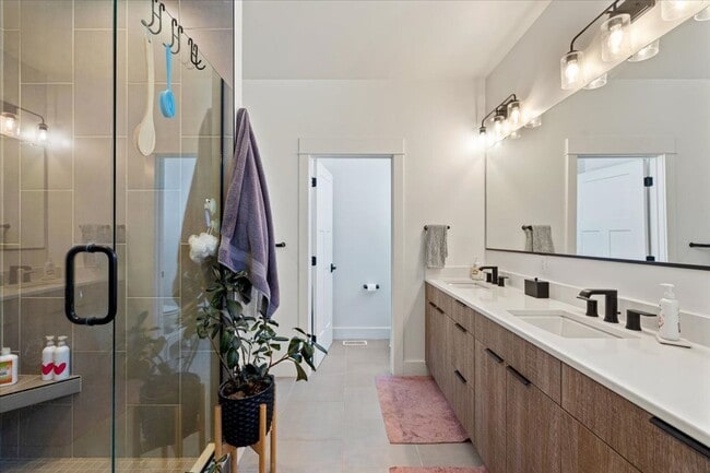 Building Photo - Beautiful Heights Home!