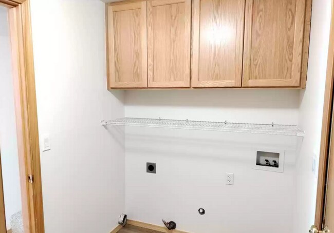 Building Photo - Spacious, updated home with A/C in SW Bend!