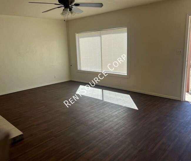 Building Photo - 101 E Desert View Dr