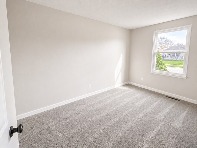 Building Photo - Newly Rehabbed 4BR Home in Hamilton Schools w/ Full Basement