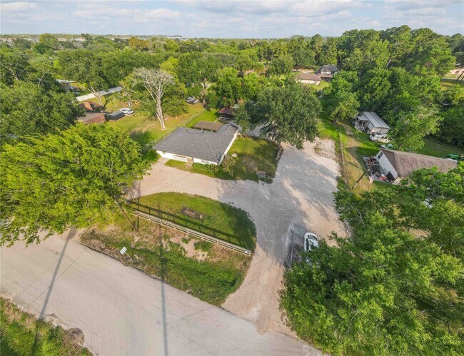 Building Photo - 25203 Lakeview Rd