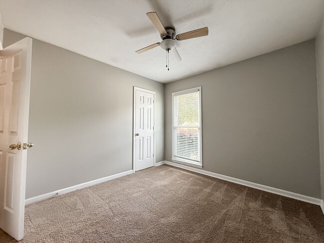 Building Photo - 5001 Sequoia Dr