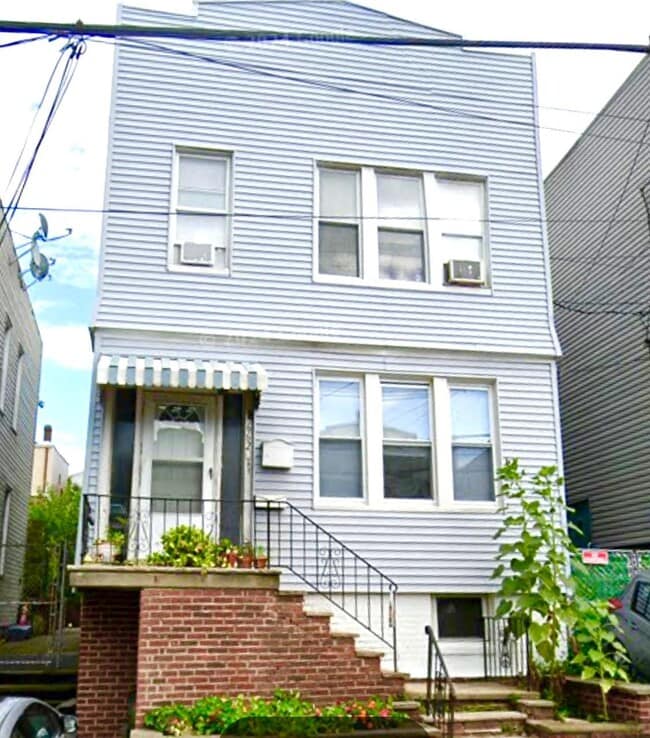 Primary Photo - 664 Liberty Ave