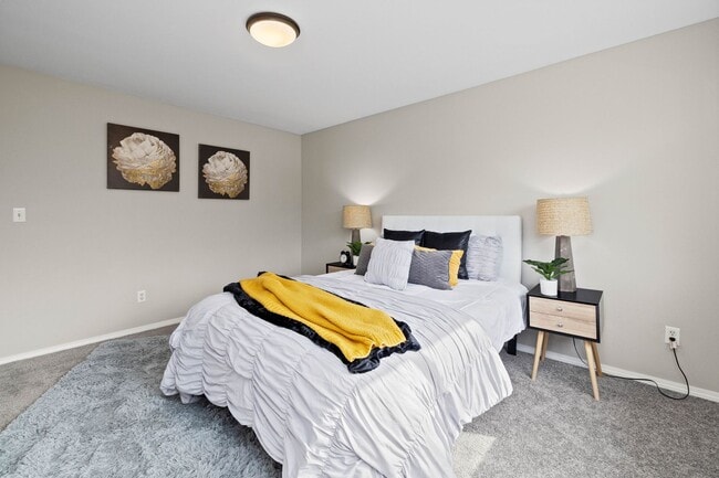 Building Photo - Immaculate 3 bed with lg fenced yard