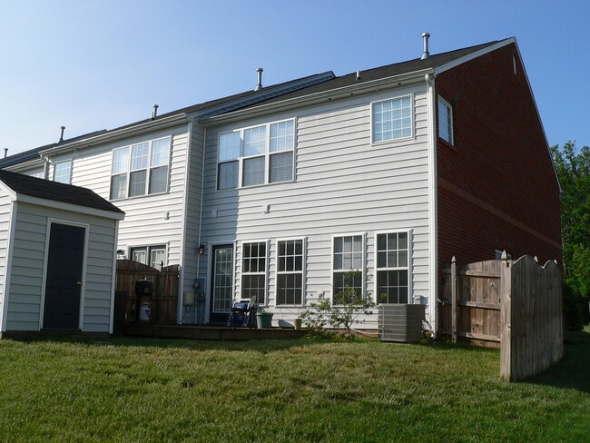 Building Photo - Spacious End Unit Town Home in Glen Allen