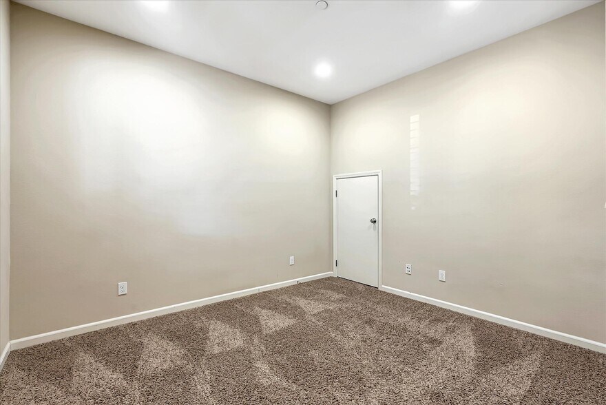 Building Photo - 165 W Questa Trl