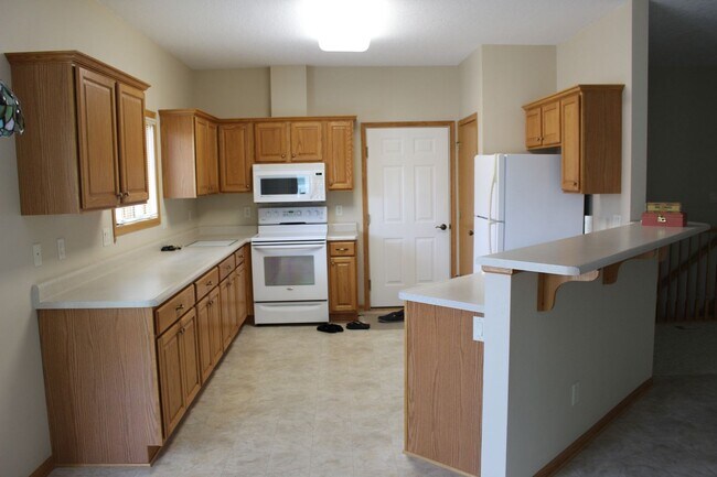 Building Photo - AVAILABLE JULY 2026!!! Incredible 3 bedroom, 2-1/2 bath duplex style condominium on Iowa City Eas...