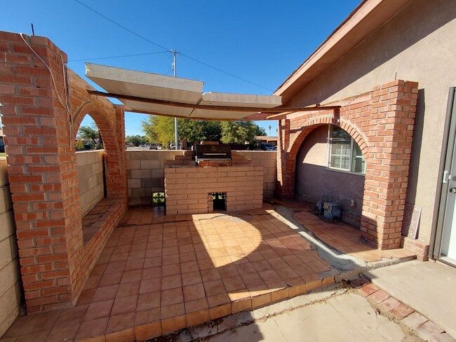 Building Photo - 721 N Preston Dr