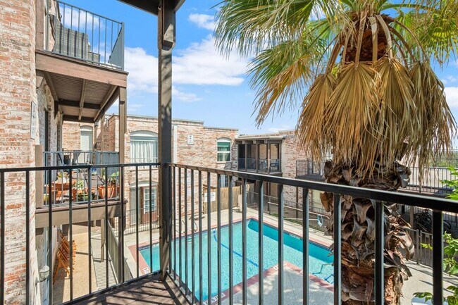 Building Photo - 6501 E Hill Dr