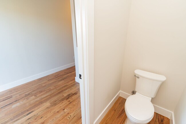 Building Photo - Modern 4 Bedroom Townhome in Southside Chattanooga
