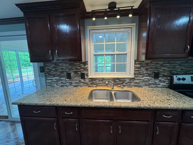Building Photo - 7444 Berkshire Downs Dr