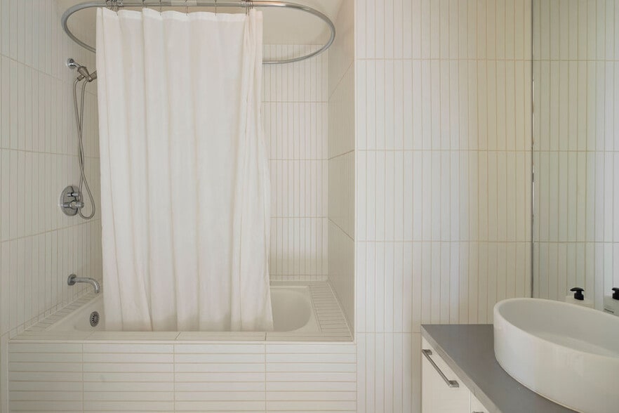 Building Photo - 6253 Hollywood Blvd