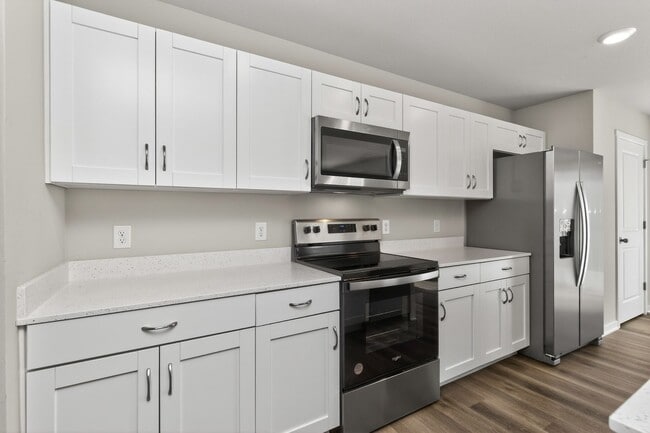 Building Photo - MODERN COMFORT!! 3 Bedroom, 3 Bathroom Townhome in Urbandale!