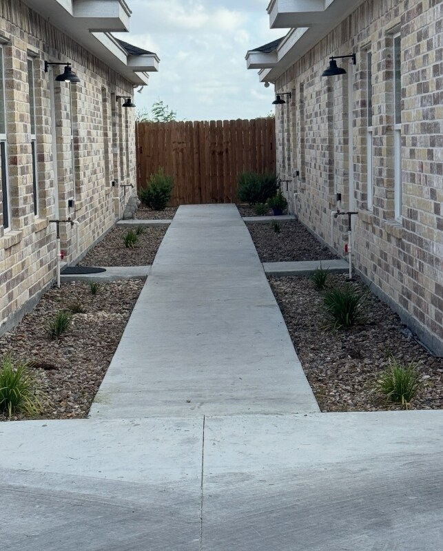 Building Photo - 2809 E Israel Ave